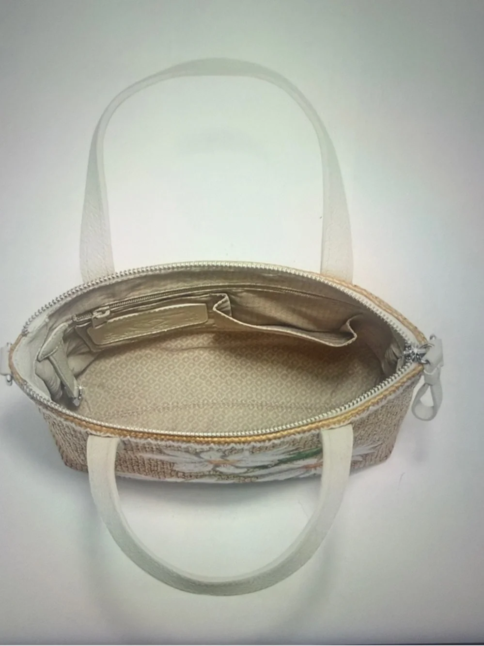 🌼🆕 Brighton Daisy Dee Tote with White Trim and Floral Accents - Picture 2 of 8